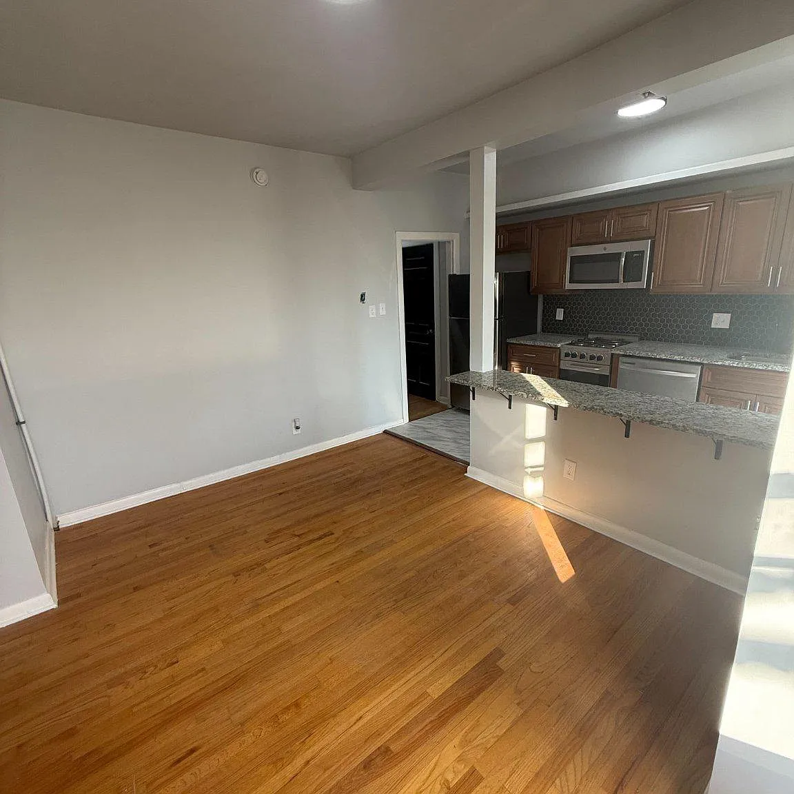 1 bed, 1.0 bath, 376 sqft, $1,750 — Photo 2