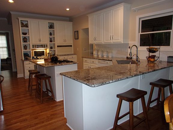 4th image of 213 Sentry Hill Dr