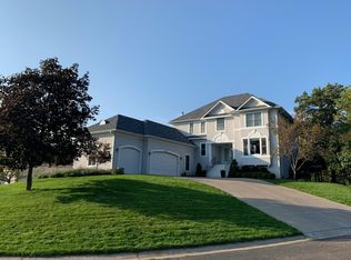 2563 Oakridge Ct E, Maplewood, MN 55119