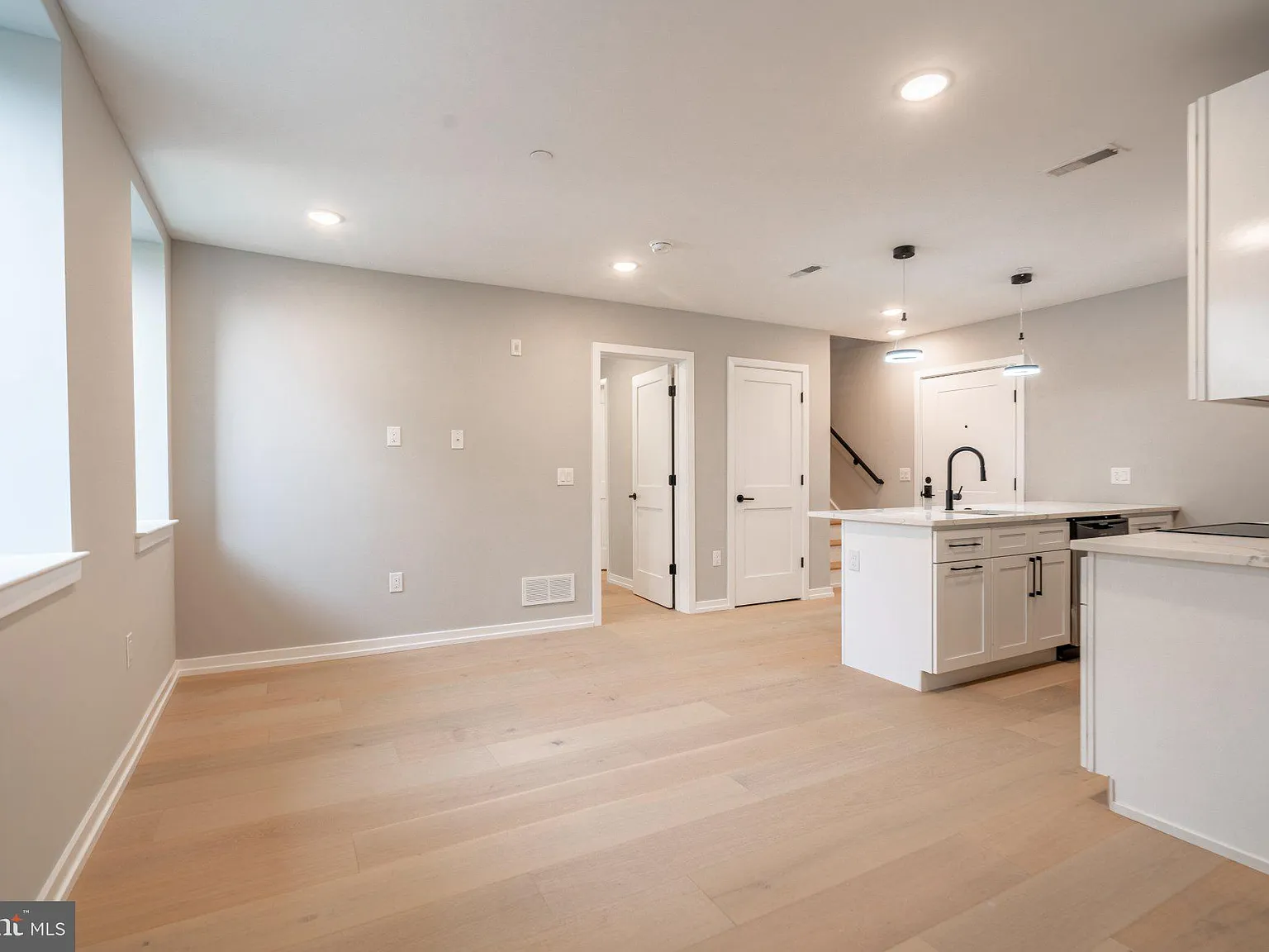 3 bed, 2.5 bath, 1325 sqft, $2,800 — Photo 4