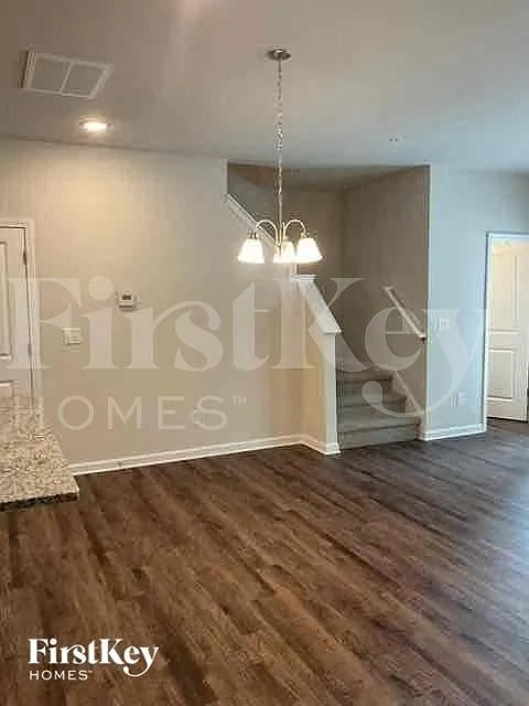 3 bed, 2.5 bath, 1817 sqft, $2,330 — Photo 3
