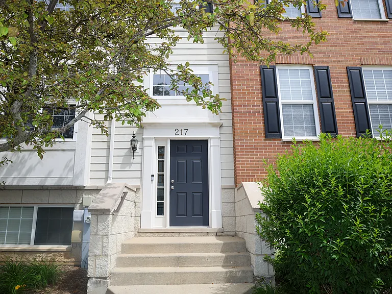217 Comstock Dr — Photo 2