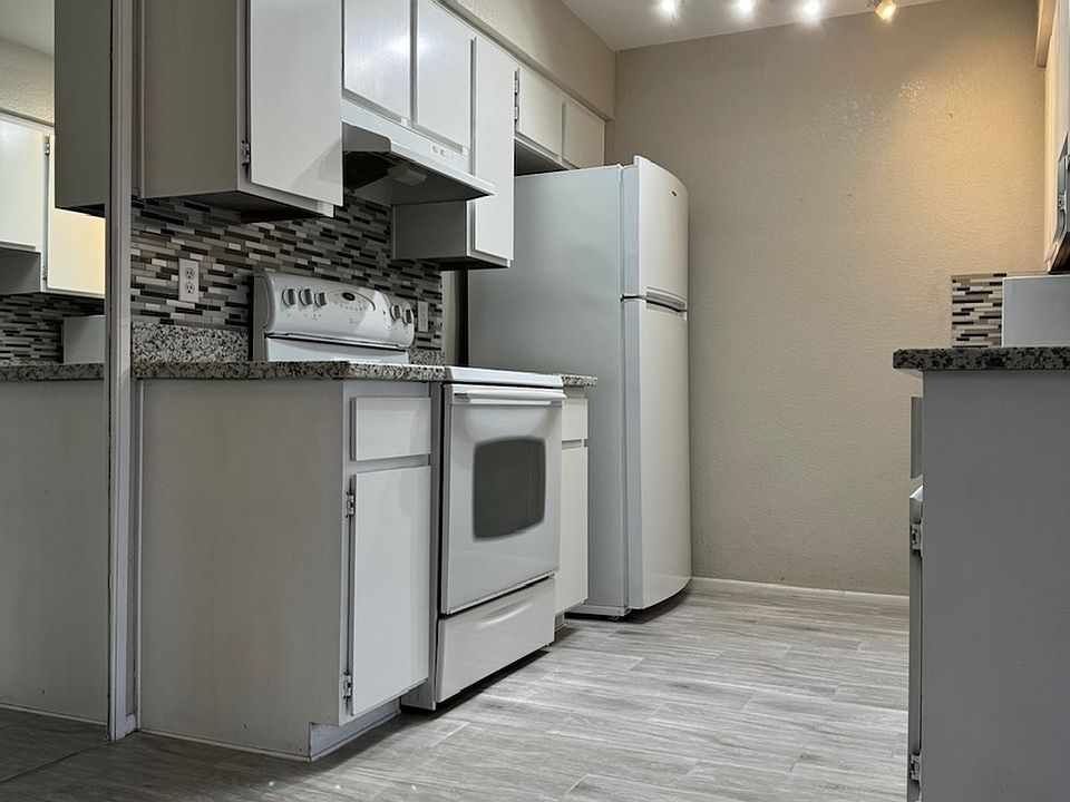 1st image of 427 W Pontiac Dr Unit 3