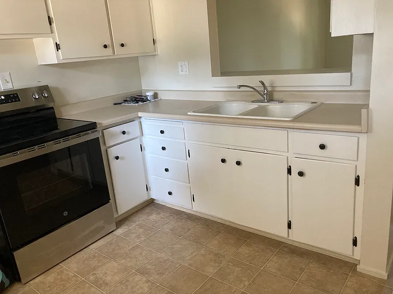 873 Lyndon St — Photo 10