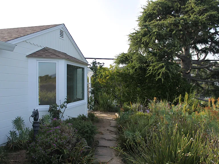 202 E Strawberry Dr — Photo 2