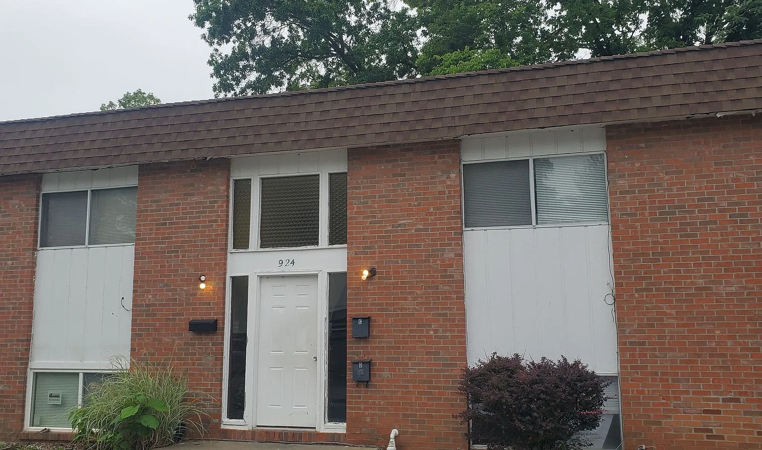 924 W Texas Ave — Photo 2