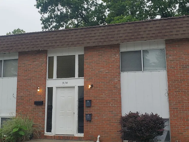 924 W Texas Ave — Photo 2