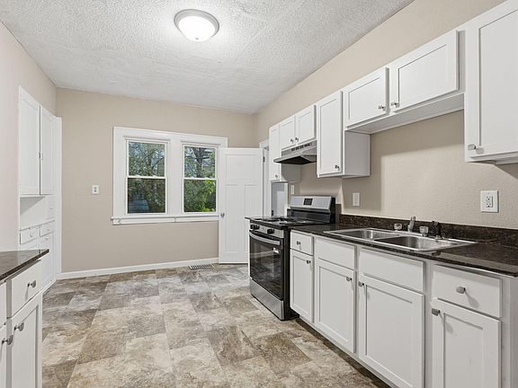 5th image of 1177 Forest St