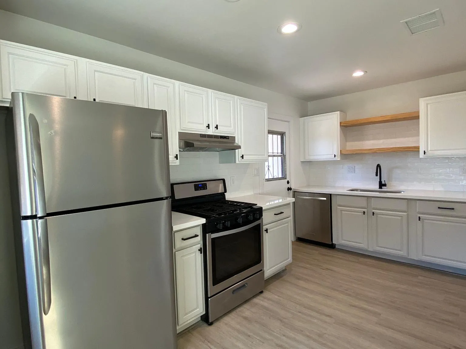 2 bed, 850 sqft, $1,575 — Photo 2