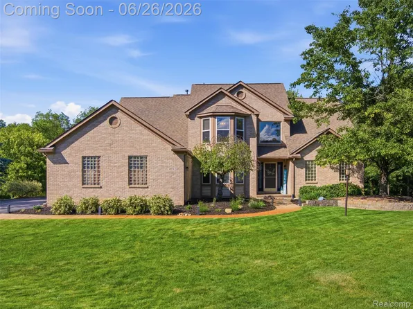 4974 Menominee Ln, Clarkston, MI 48348