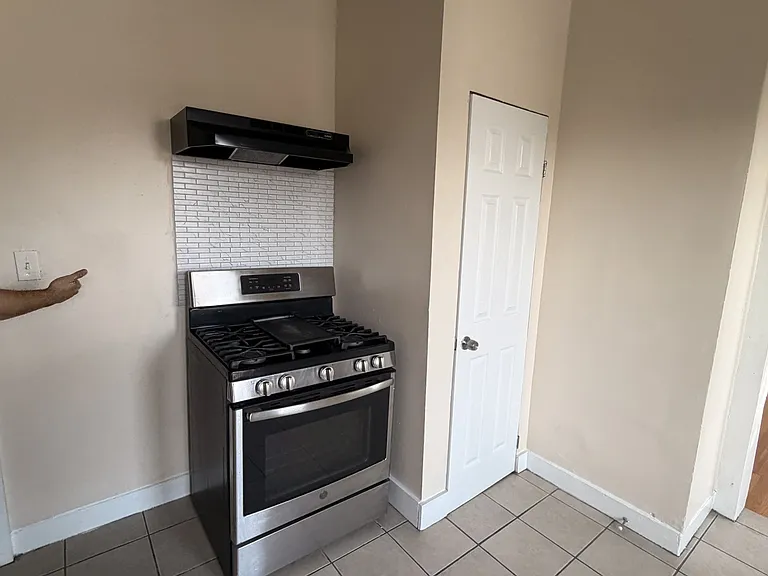 373-375 Blatchley Ave #3A — Photo 5