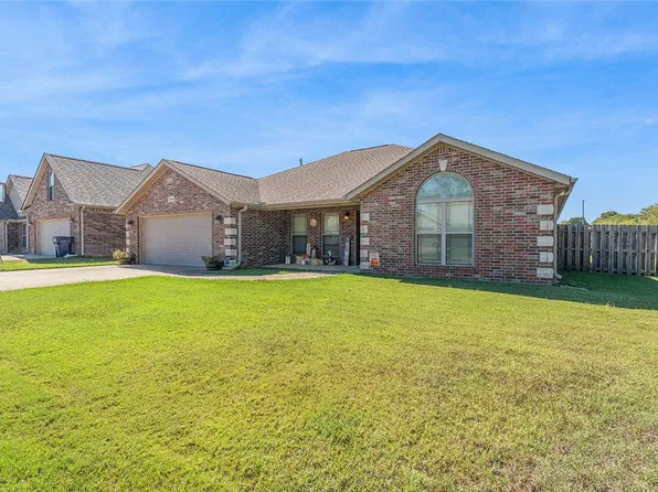 1910 N Midland Knoll Ct, Siloam Springs, AR 72761