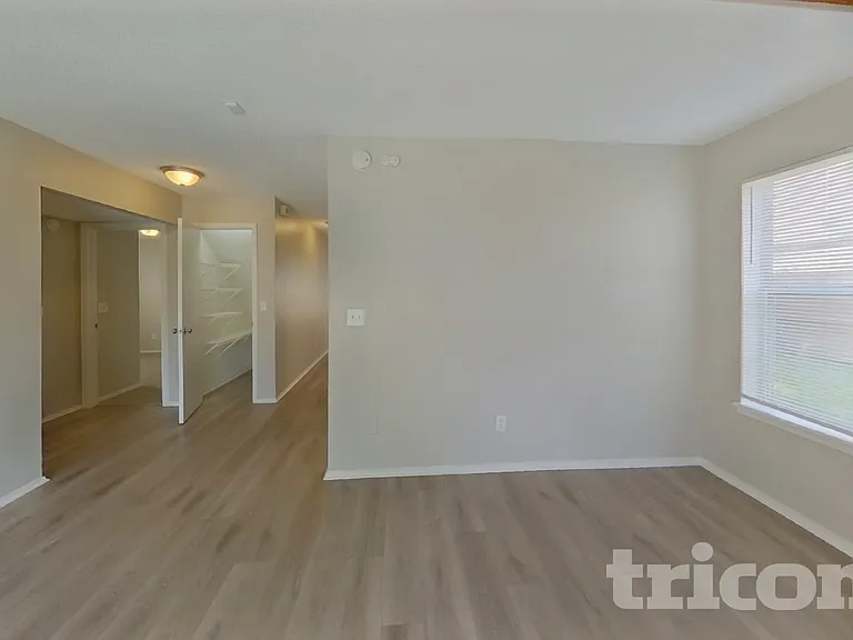 606 Radnor Ln — Photo 2