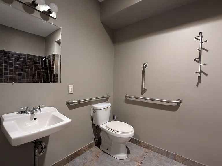 2200 N Sydenham St #1R — Photo 4
