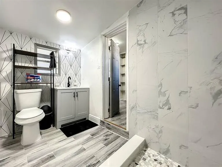 Page Ave — Photo 17