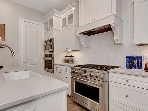 Kitchen with tile backsplash