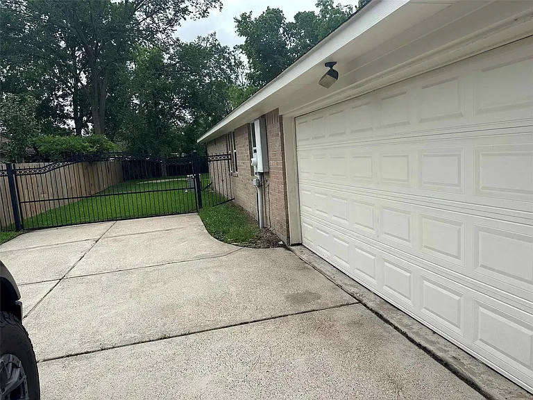 1104 Hidden Oaks St — Photo 4