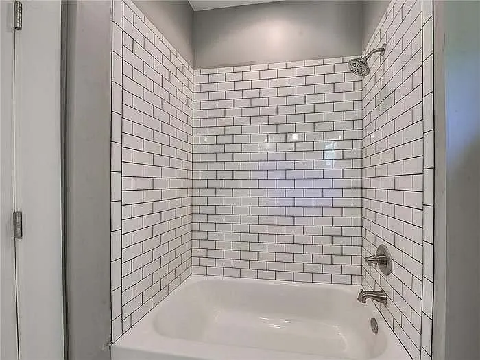 2213 N Shartel Ave — Photo 23