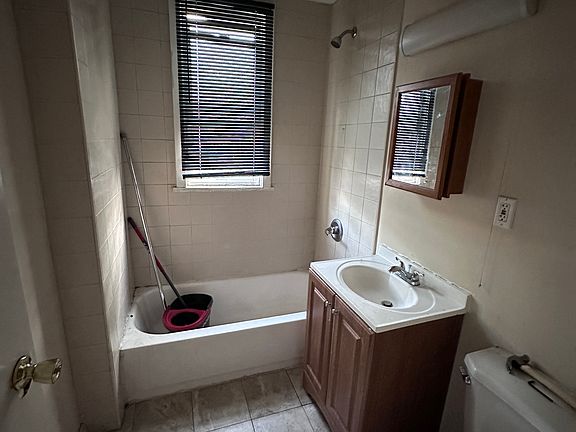 4th image of 182 Alexander St APT 1R