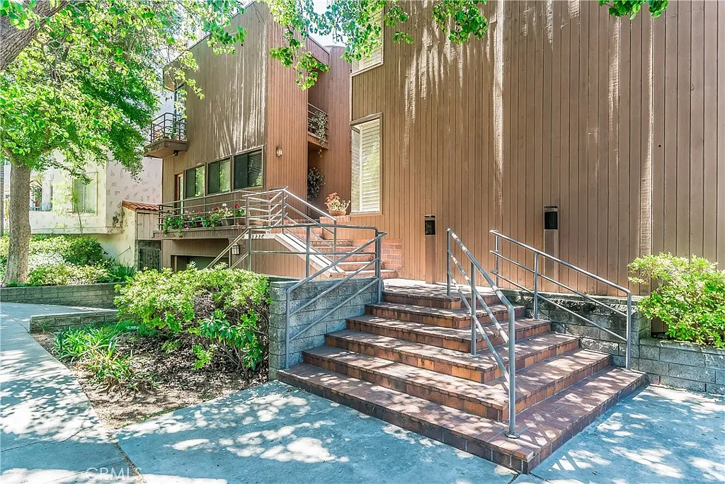 2 bed, 1374 sqft, $4,100 — Photo 2