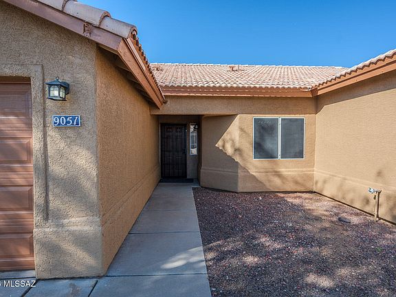3rd image of 9051 N Shadow Rock Dr