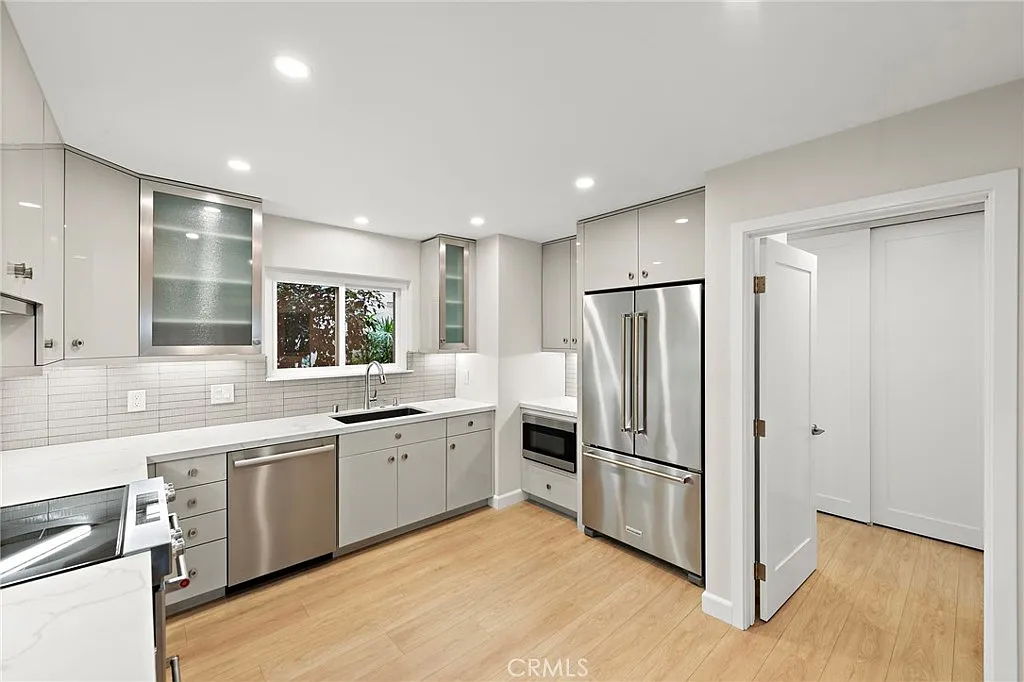 2 bed, 1330 sqft, $3,400 — Photo 2