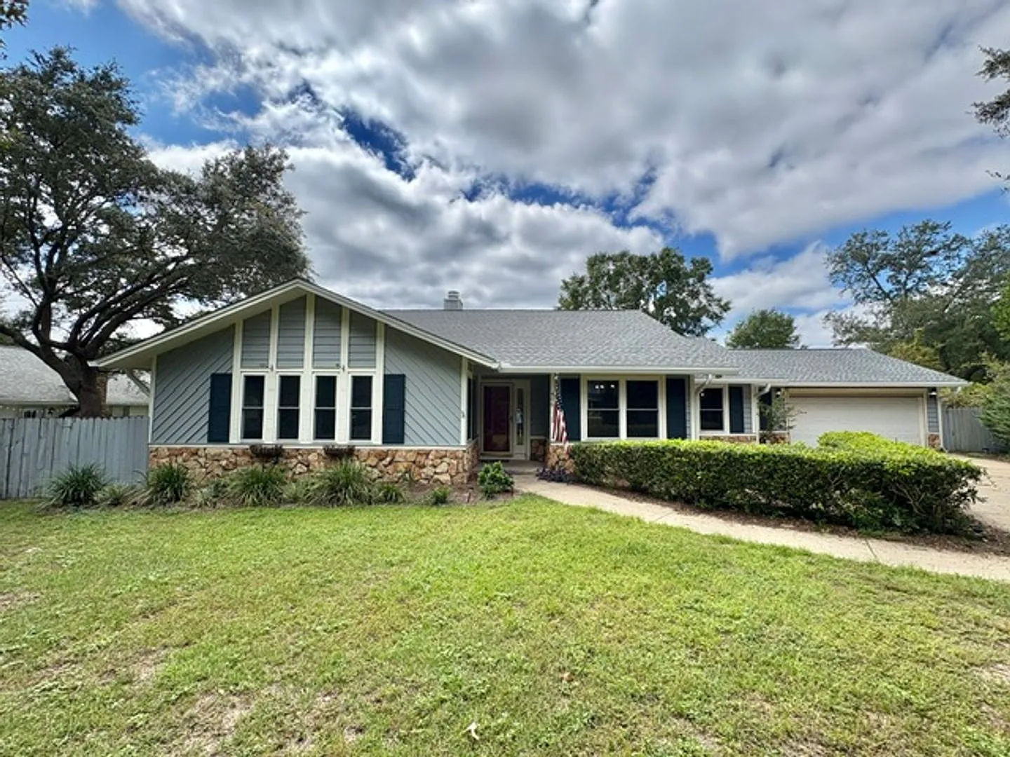 406 Greenwood Way — Photo 3
