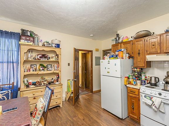5th image of 251 Newport Ave