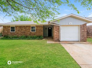 530 W Carson Dr, Mustang, OK 73064