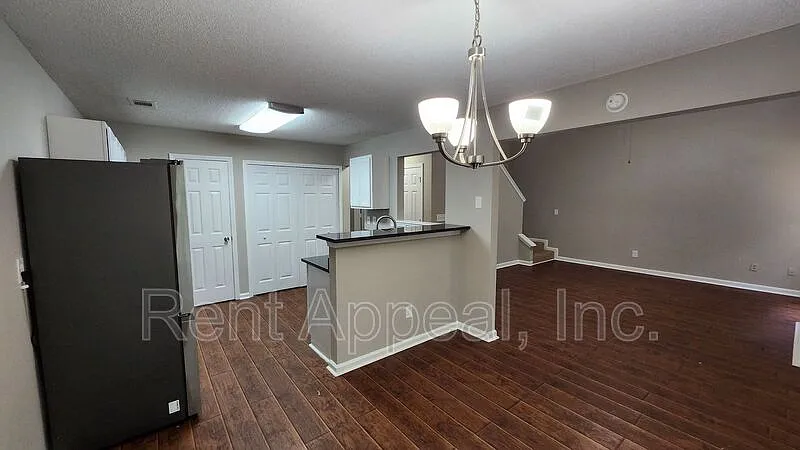3 bed, 2.0 bath, 1560 sqft, $1,850 — Photo 3