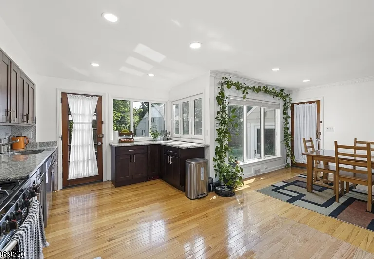 400 Hobart Ave — Photo 8