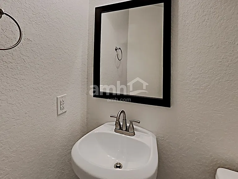 1038 Lauren St — Photo 10