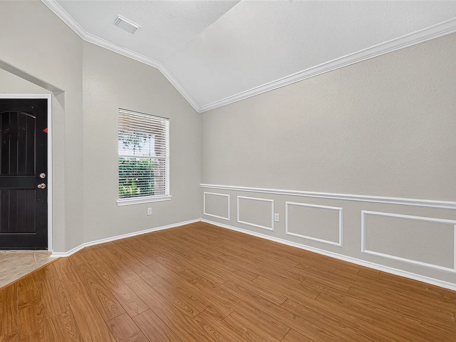 3 bed, 2.0 bath, 2168 sqft, $2,300 — Photo 4