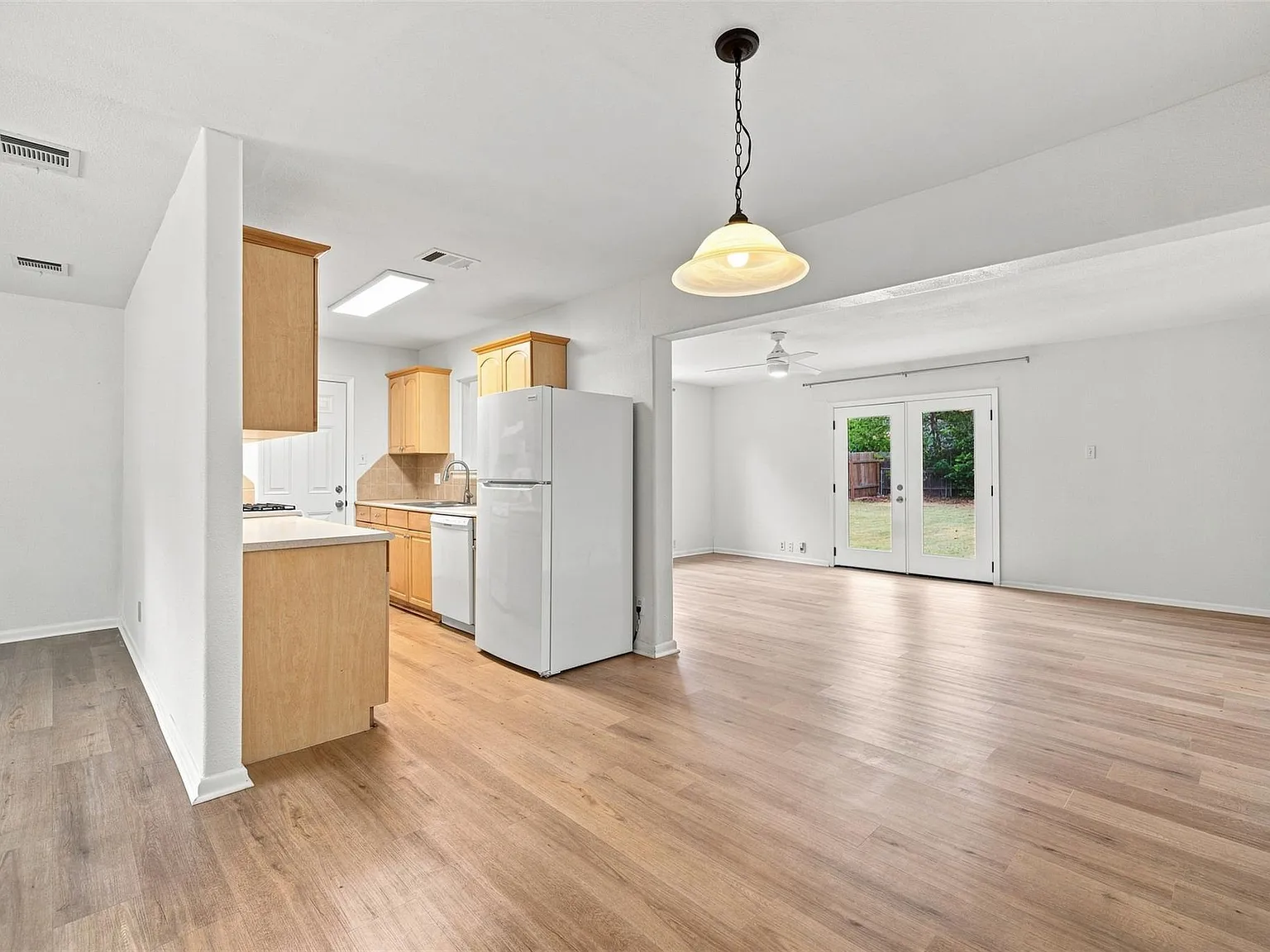 3 bed, 2.0 bath, 1390 sqft, $2,600 — Photo 2