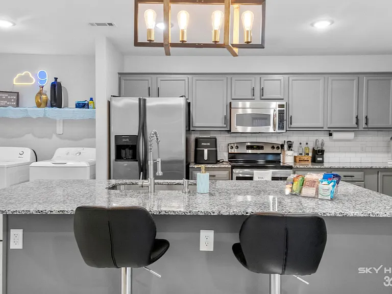 729 S Erika Ave — Photo 6