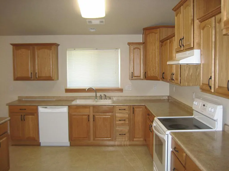 1011 SW Princeton Pl — Photo 3