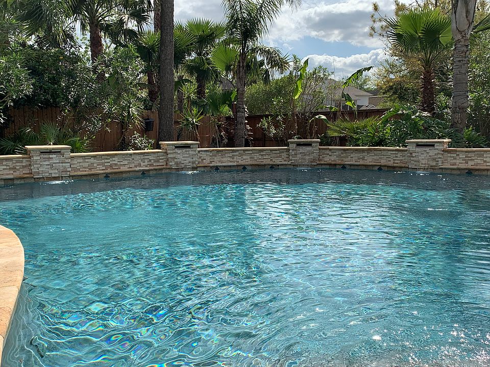 Huge pool for entertainment