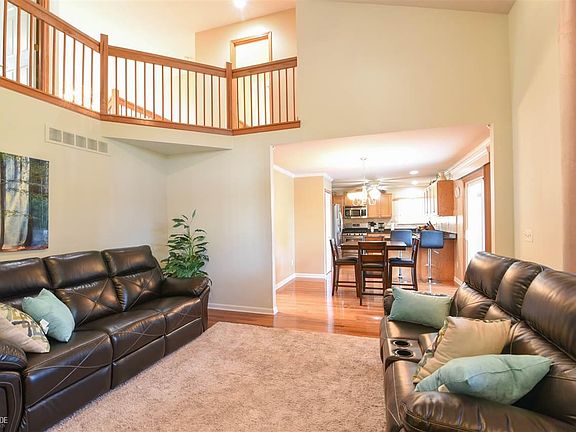 3rd image of 32083 Oakcrest Dr
