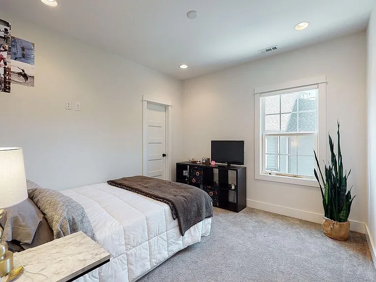 6119A Neighborly Ave — Photo 12