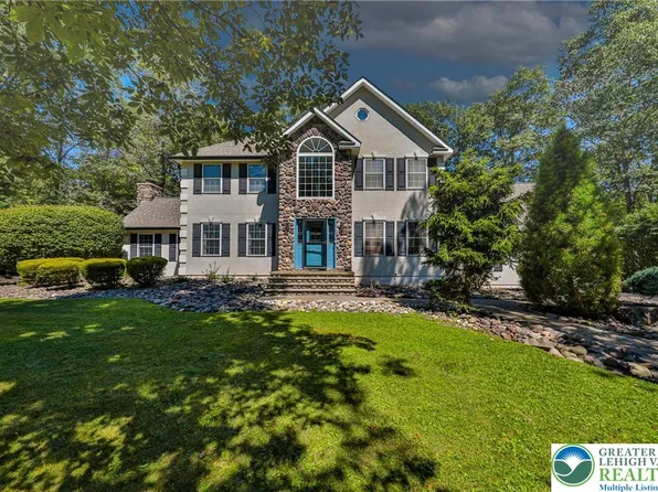 114 Hollow Dr, Stroudsburg, PA 18360