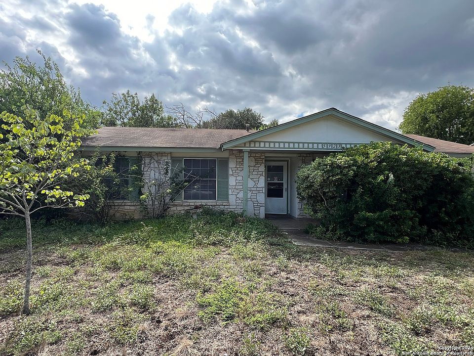 1st image of 5923 CLIFF ROCK DR