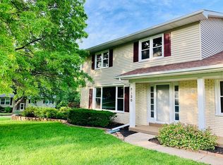 5330 Coachman Rd, Bettendorf, IA 52722