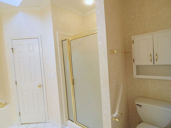 5th image of 111 Canterbury Dr