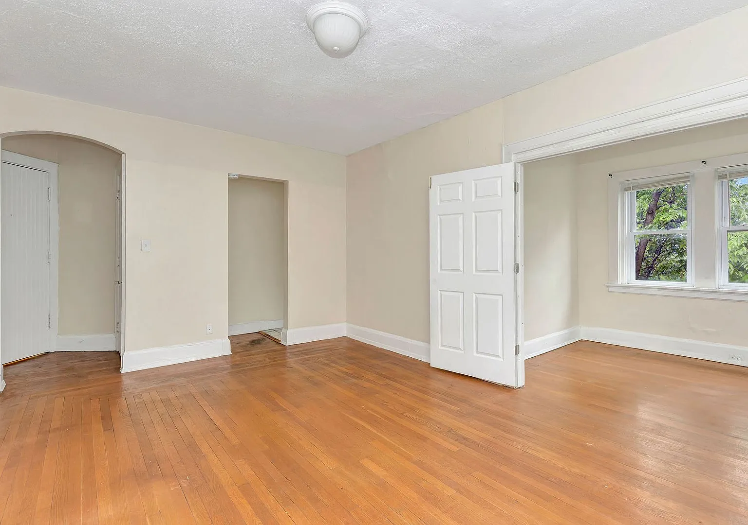Historical Apartments l Oak St — Photo 4