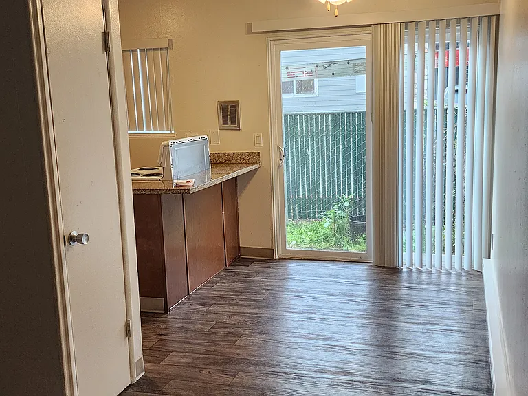 Elizabeth Apartments — Photo 8
