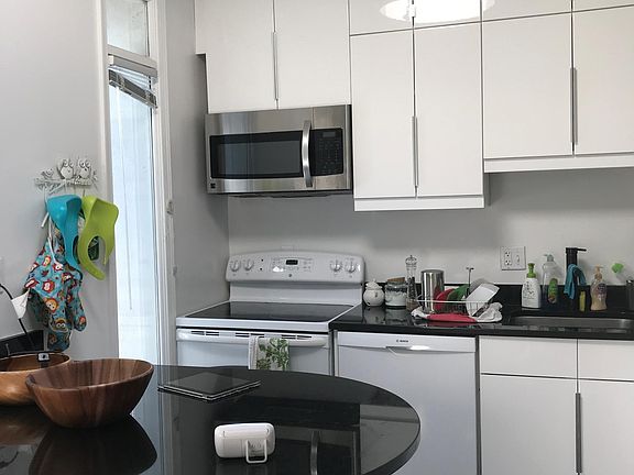 Beautiful black and white kitchen!