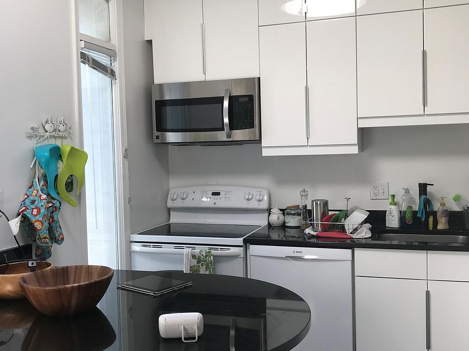 Beautiful black and white kitchen!