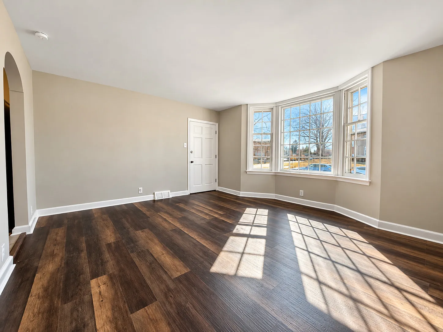 Bright 2-Bedroom Drexel Hill Apartment with Off-Street Parking — Photo 4