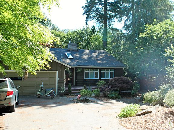 streetside view; quiet cul-de-sac