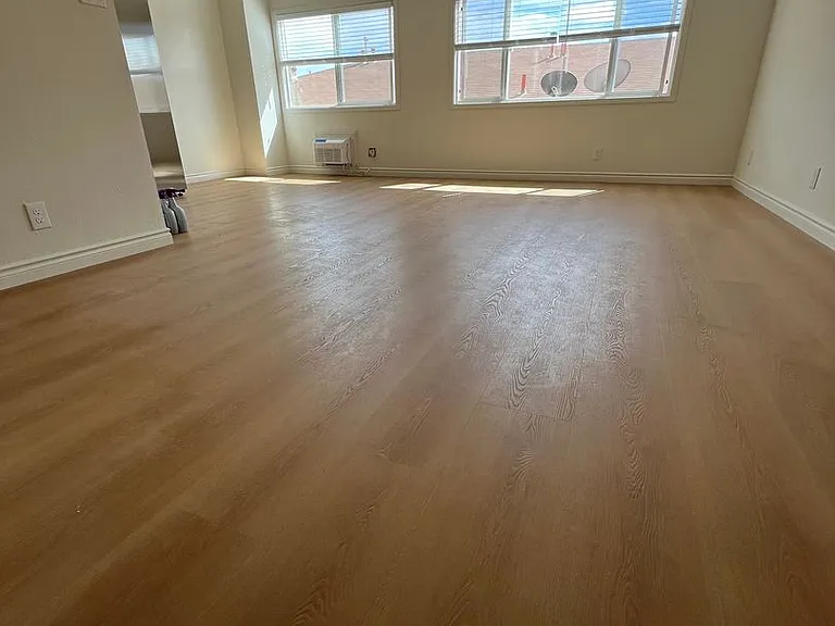 200 S Mariposa Ave — Photo 2